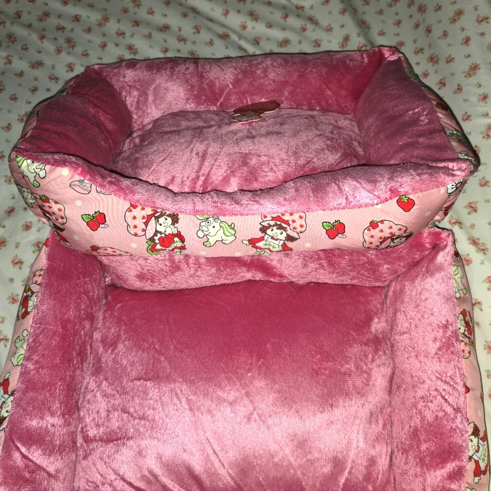 Strawberry Shortcake and Pupcake Plush Pet Bed Velvety Lining Very Cushy, BNWT